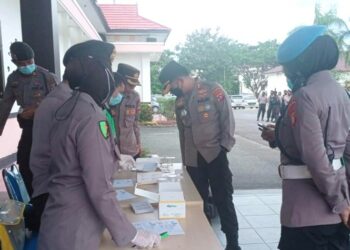 Personil Polres Pulang Pisau Jalani Tes Urine Dadakan