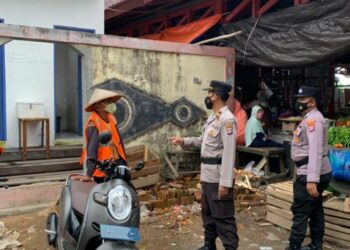 Personil Polres Seruyan Sambang Masyarakat di Pasar Saik Kuala Pembuang