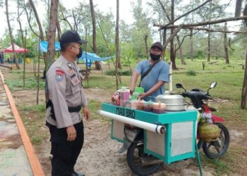 Personil Sat Binmas Sambangi Warga di Tempat Wisata Sungai Bakau, Sosialisasi Kamtibmas dan bagikan masker