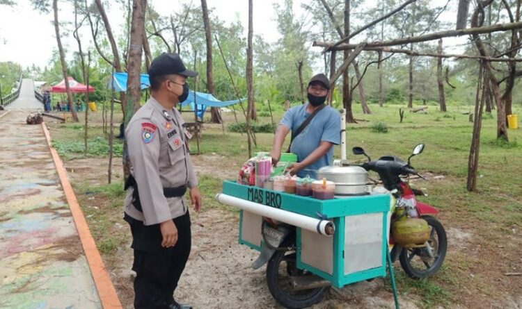 Personil Sat Binmas Sambangi Warga di Tempat Wisata Sungai Bakau, Sosialisasi Kamtibmas dan bagikan masker