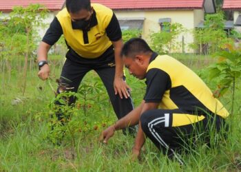 Polres Seruyan Melaksanakan pembersihan di Kebun Ketahanan Pangan Polres Seruyan