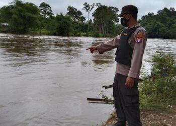 Polsek Seruyan Hulu Cek Debit Air Bantaran Sungai