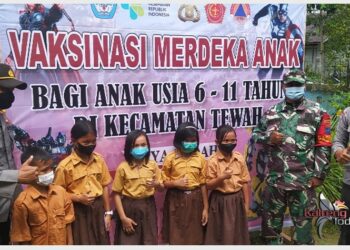 Polsek Tewah Serta Jajaran Polres Gumas Dan Koramil Tewah Mengawal Pelaksanaan Vaksinasi Covid – 19