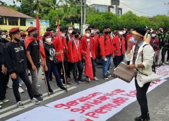Ratusan Mahasiswa Tuntut Polda Kalteng Kawal Proses Hukum Edy Mulyadi