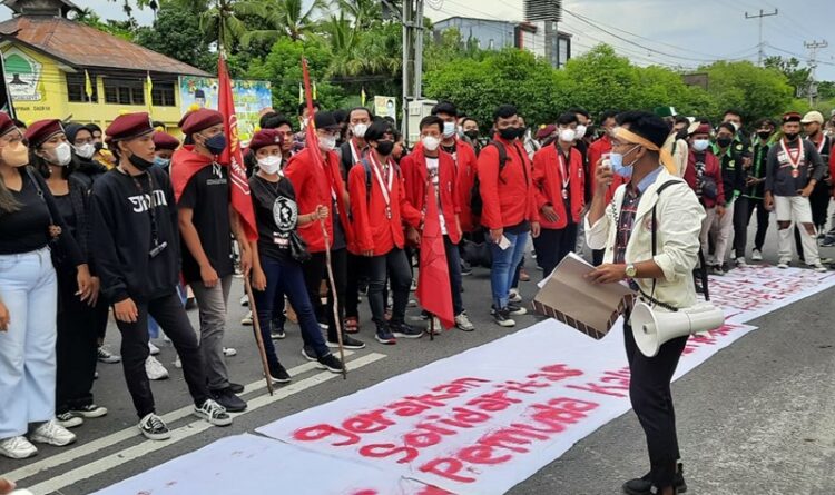 Ratusan Mahasiswa Tuntut Polda Kalteng Kawal Proses Hukum Edy Mulyadi