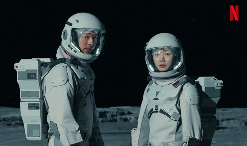 Potongan adegan Gong Yoo dan Bae Doona (Netflix)