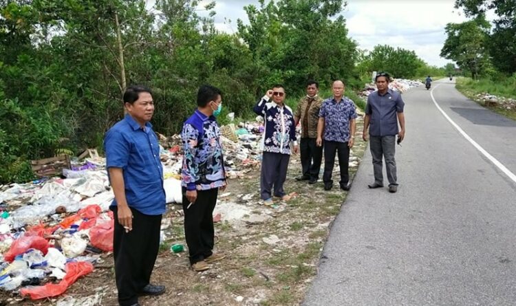 Instansi Teknis Diminta Bersihkan Tumpukan Sampah Desa Hampalit