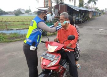 Sat Lantas Polres Seruyan Bagi Masker Untuk Masyarakat Pengguna Jalan