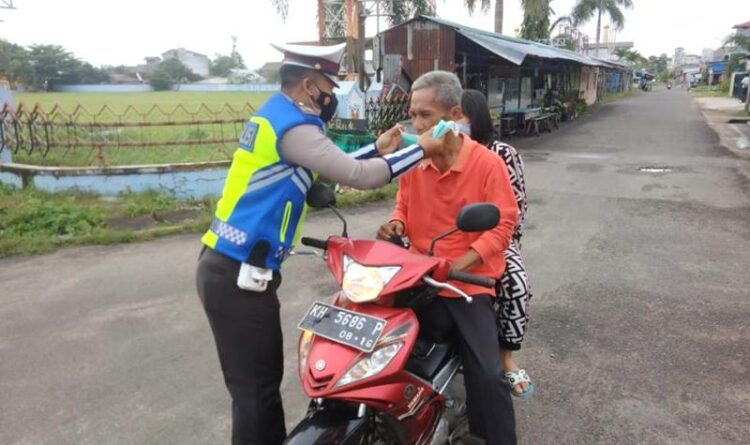 Sat Lantas Polres Seruyan Bagi Masker Untuk Masyarakat Pengguna Jalan