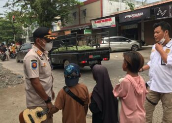 Satpol PP Amankan Bocil Saat Mengamen di Jalanan