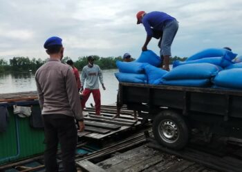 Satpolairud Polres Seruyan Pantau Aktivitas Bongkar Muat di Dermaga Kuala Pembuang
