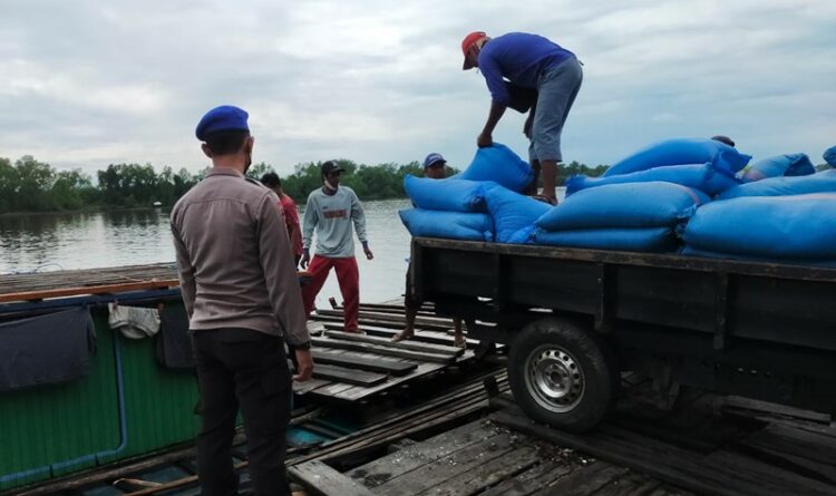 Satpolairud Polres Seruyan Pantau Aktivitas Bongkar Muat di Dermaga Kuala Pembuang