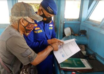 Satpolairud Polres Seruyan Periksa Dokumen Dan Muatan Kapal Guna Deteksi Dini Tindak Pidana Lewat Perairan