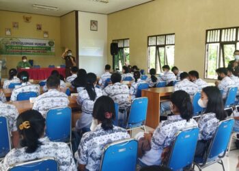 Siswa SMAN 1 Banama Tingang Mendapat Penyuluhan Hukum