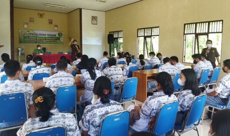 Siswa SMAN 1 Banama Tingang Mendapat Penyuluhan Hukum