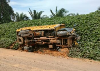 Tabrakan Truk Vs Mobil Hilux, Pengemudi Mobil Masuk Puskesmas