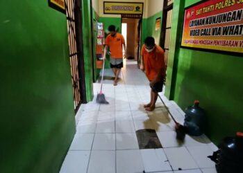 Tahanan Bersihkan Blok Rutan Polres Seruyan