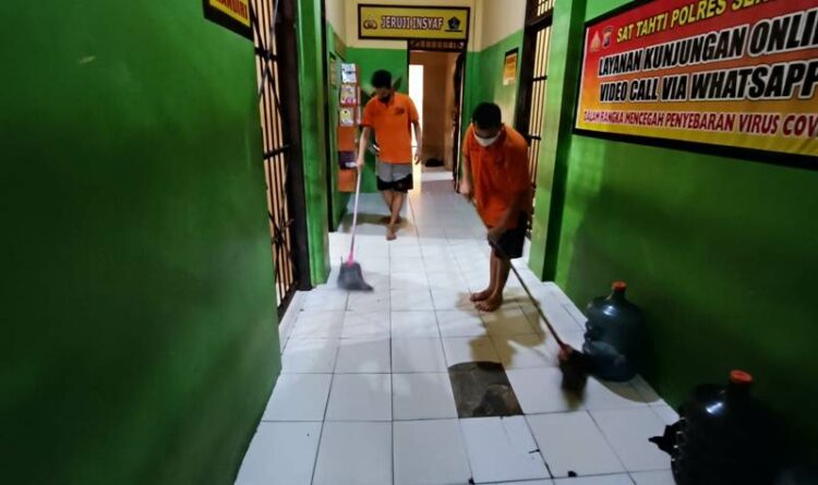 Tahanan Bersihkan Blok Rutan Polres Seruyan