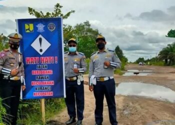 Tekan Kasus Laka Lantas, Satlantas Polres Kotim Bersama Forum LLAJ Pasang Spanduk Himbauan