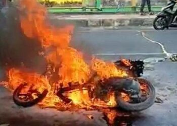 ajaran Satlantas Polresta Palangka Raya pada saat mengevakuasi sepeda motor korban 2