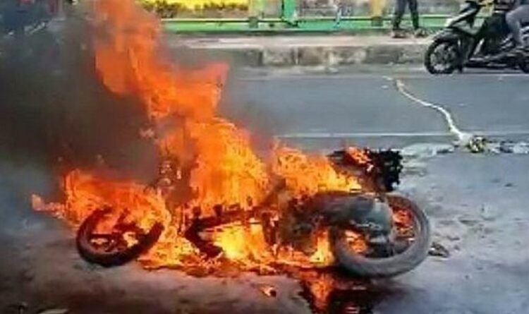 ajaran Satlantas Polresta Palangka Raya pada saat mengevakuasi sepeda motor korban 2