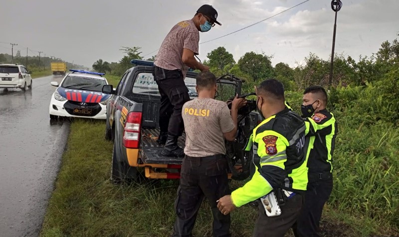 jajaran Satlantas Polresta Palangka Raya pada saat mengevakuasi sepeda motor korban.