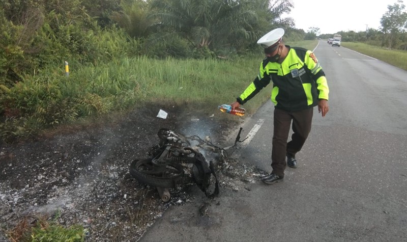 ajaran Satlantas Polresta Palangka Raya pada saat mengevakuasi sepeda motor korban