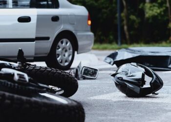 Diduga Disenggol Truk, Pengendara dan Penumpang Dilarikan ke Puskesmas