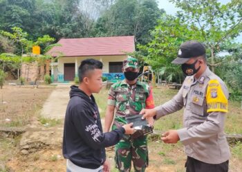 Anggota Polsek Danau Sembuluh Laksanakan Patroli Yustisi dan Sosialisasi Prokes