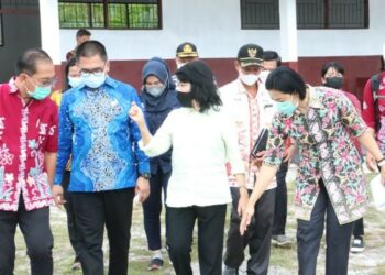 Bupati Pudjirustaty Narang Tinjau SD Untuk Perencanaan Regrouping
