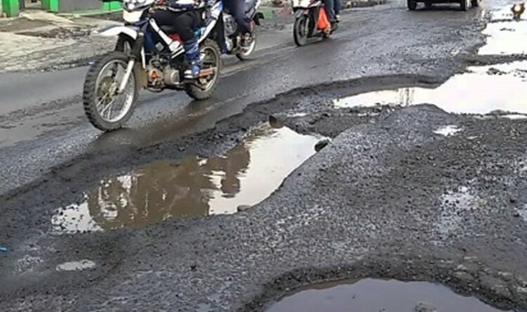 Bupati Minta Camat Tanggap Perbaiki Jalan Rusak di Wilayahnya