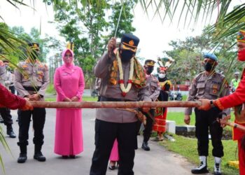 Jabat Kapolres Seruyan, AKBP Gatot Istanto Disambut Prosesi Potong Pantan 1
