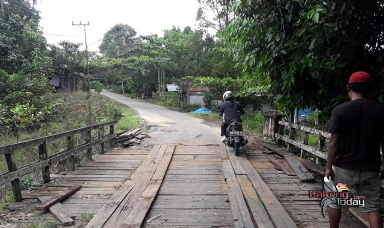 Jembatan Desa Paku Beto Tak Lagi Berlobang dan Membahayakan