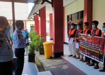 Kalapas Kelas IIB Sampit Agung Supriyono saat memberikan arahan kepada WBP