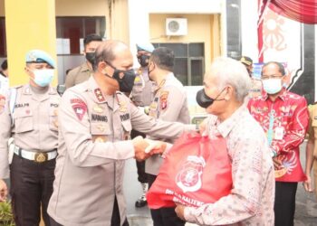 Kapolda Kalteng Irjen Pol Nanang Avianto, pada saat meninjau pelaksanaan vaksinasi
