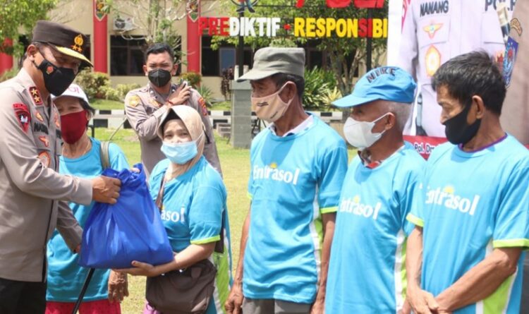 Kapolda Kalteng, Irjen Pol Nanang Avianto, pada saat meninjau pelaksanaan vaksinasi.