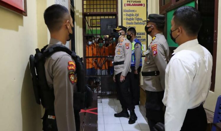 Kapolres Cek Kondisi tahanan Terkait Vaksinasi Covid-19 di Rutan Polres Seruyan