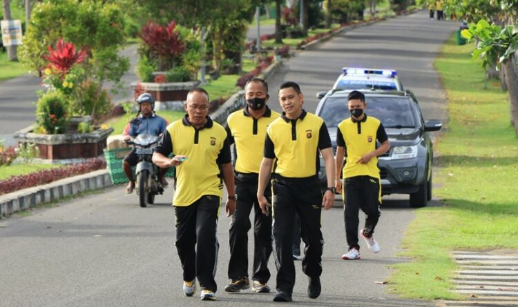 Kapolres Seruyan Mengajak Personel Jalan Santai Untuk Jaga Imunitas Tubuh Saat Pandemi
