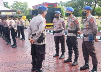 Kasat Polairud Memberikan Petunjuk Dan Arahan Dalam Melaksananakan Tugas Kepada Personil Satpolairud.