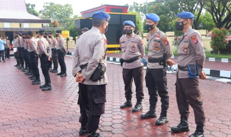 Kasat Polairud Memberikan Petunjuk Dan Arahan Dalam Melaksananakan Tugas Kepada Personil Satpolairud.
