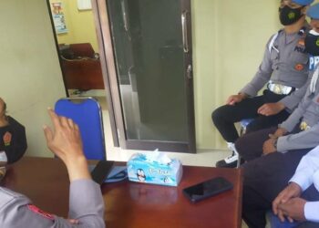 Kasi Propam Pimpin Rapat Internal dengan Anggota di Ruang Kerja