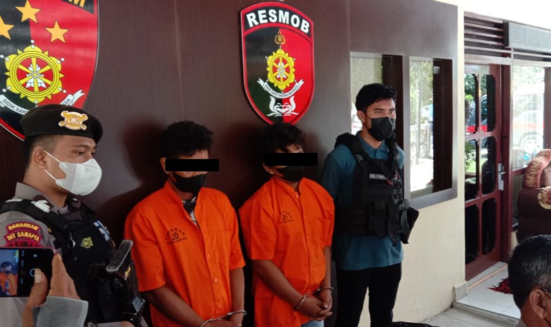 Kedua terduga pelaku pada saat diamankan Polresta Palangka Raya.