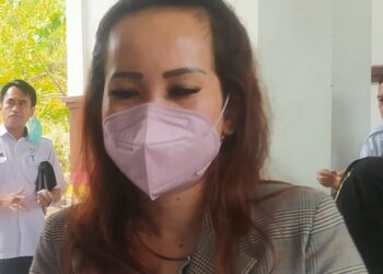 Ketua Komisi II DPRD Gumas Nomi Aprilia saat diwawancarai oleh awak media rabu (15 2)