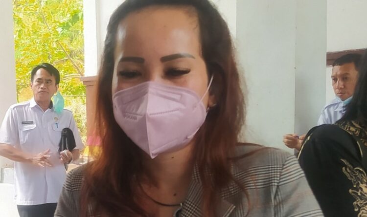 Ketua Komisi II DPRD Gumas Nomi Aprilia saat diwawancarai oleh awak media rabu (15 2)