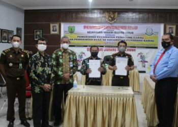 Pemandanganan MoU antara pihak Kejaksaan Negeri dan para Kepala Desa Kecamatan Pematang Karau (foto : ist)