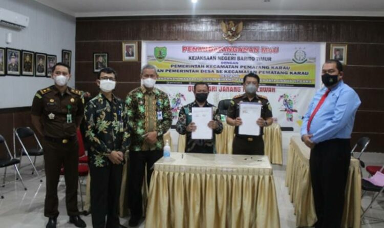 Pemandanganan MoU antara pihak Kejaksaan Negeri dan para Kepala Desa Kecamatan Pematang Karau (foto : ist)