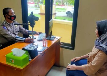 Penginputan Sidik Jari Pemohon SIM di Polres Seruyan