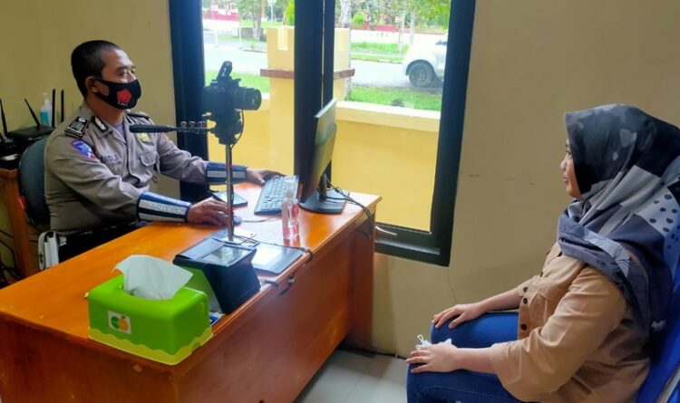Penginputan Sidik Jari Pemohon SIM di Polres Seruyan