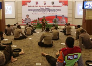 Personel Polda Kalteng pada saat mengikuti pelaksanaan Refresh dan Recharge motivasi
