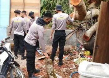 Puting Beliung Mengamuk, Petugas Satsamapta Polres Bartim Turun Tangan Bantu Warga